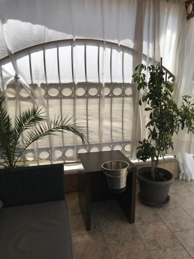 White Rose Guest Rooms Burgas Exteriör bild
