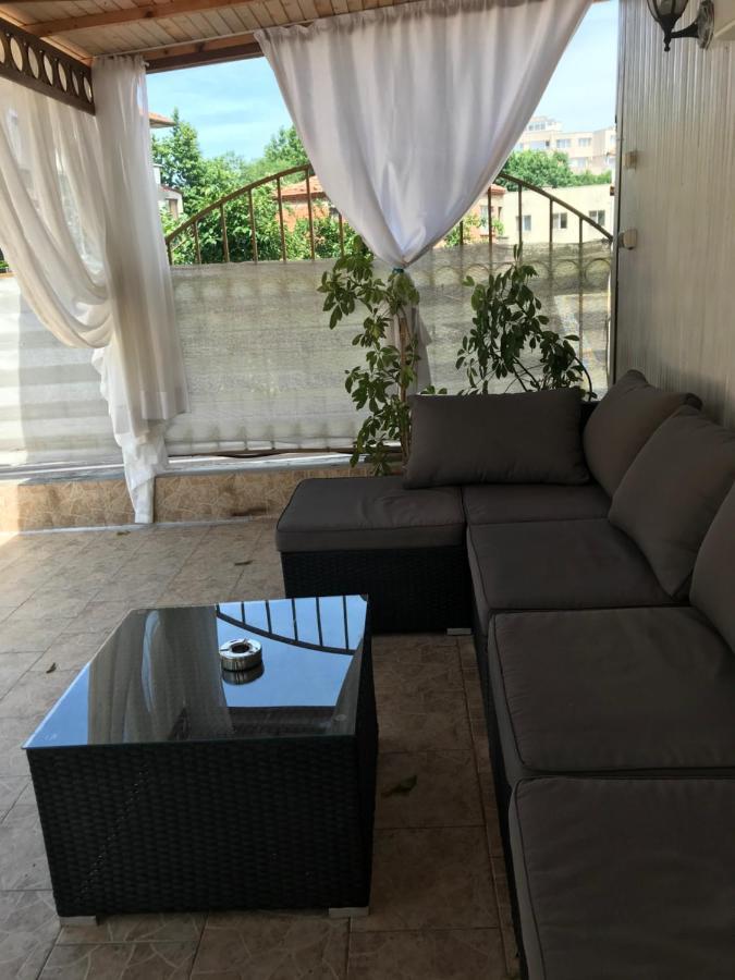 White Rose Guest Rooms Burgas Exteriör bild