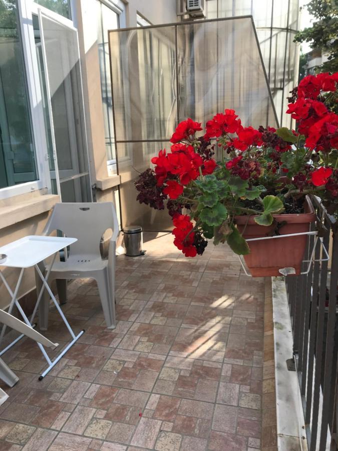 White Rose Guest Rooms Burgas Exteriör bild