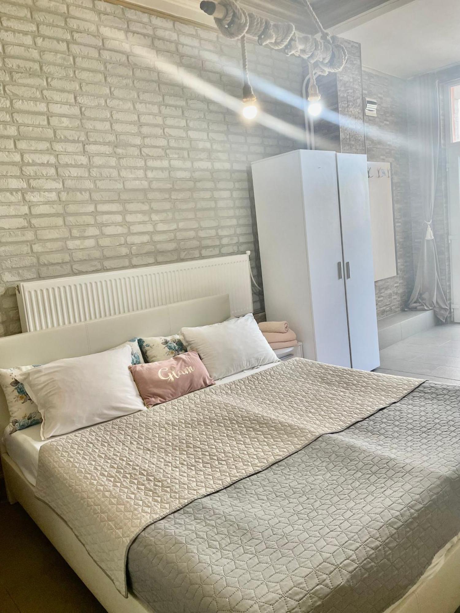 White Rose Guest Rooms Burgas Exteriör bild