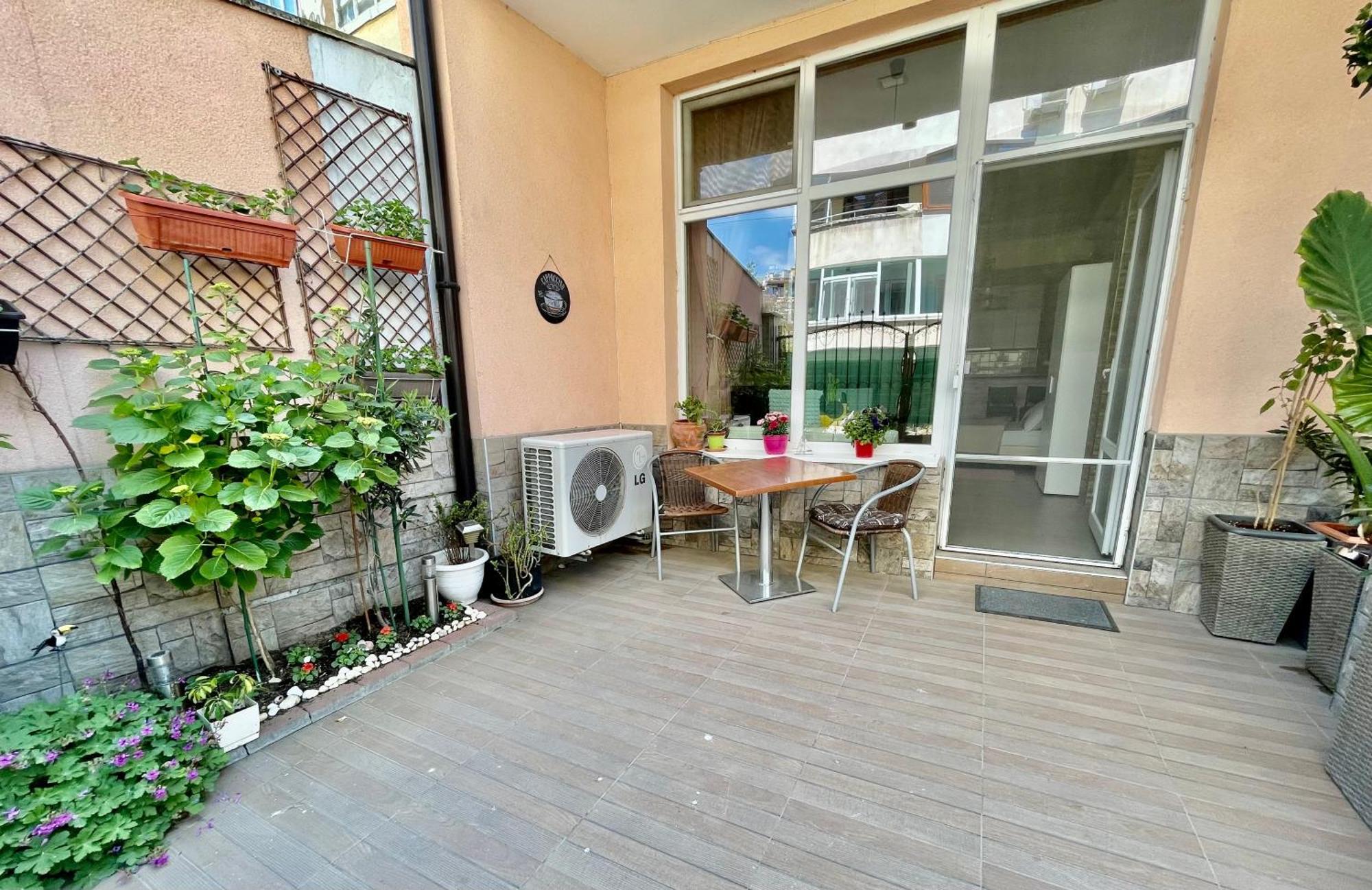 White Rose Guest Rooms Burgas Exteriör bild