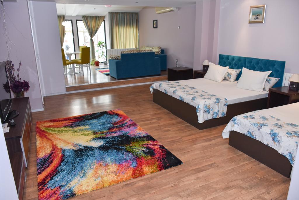 White Rose Guest Rooms Burgas Exteriör bild