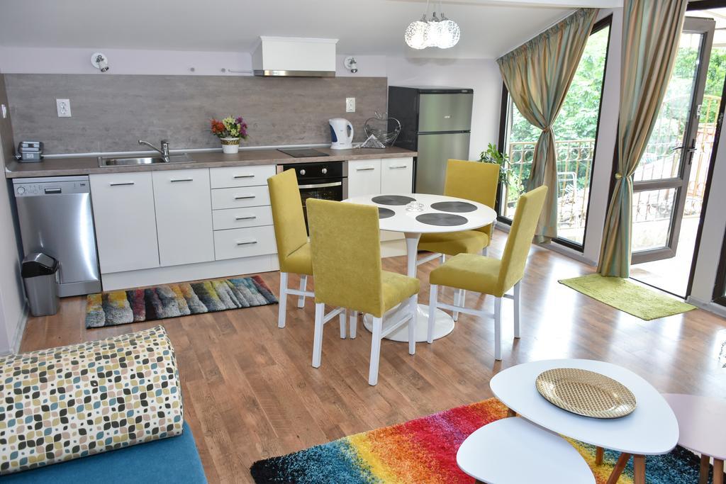 White Rose Guest Rooms Burgas Exteriör bild